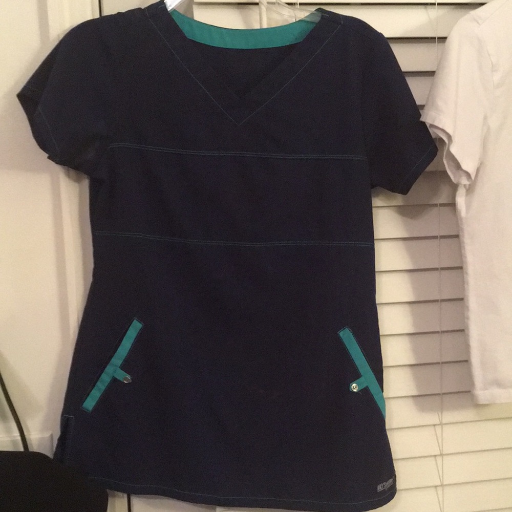 BUNDLE SCRUB TOPS - Picture 4 of 4
